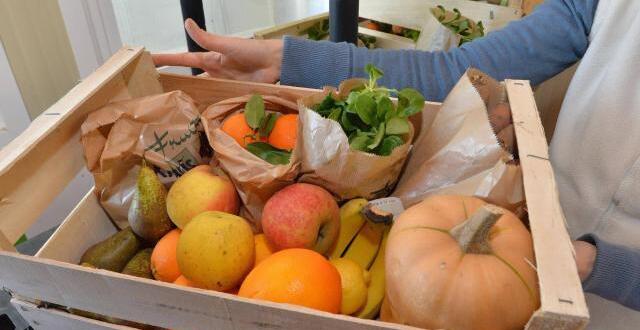 photo les étudiants peuvent récupérer un sac de fruits, légumes, yaourts, boîtes de conserve...