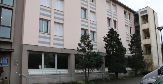 photo dans le quartier de la croix-mercier, l’ex-restaurant administratif du foyer d’écouves (au rez-de-chaussée) doit accueillir les futures salles de boxe et l’haltérophilie. &copy; archives ouest-france