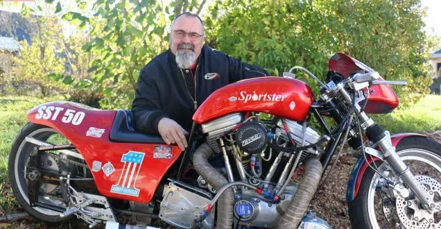 photo la chapelle-sur-oudon. dominique bourron, passionné de moto et de vitesse