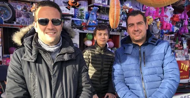 photo alexis, patron du booster, manège de 40 mètres de haut, et rudy, qui tient un stand de tir avec son fils aaron. &copy; ouest france