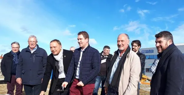 photo à droite du maire (3e à gauche), thierry simelière, stéphane le rouzes et xavier gross-quelen, lors de la pose de la première pierre, mardi 13 novembre, au matin. &copy; ouest-france