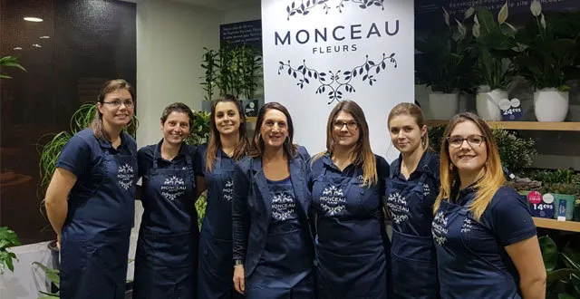 photo nathalie entourée de ses équipes : noémie, elisa, morgane et emeline (avenue bollée) daphné, charline et océane (avenue rhin et danube) &copy; monceau fleurs