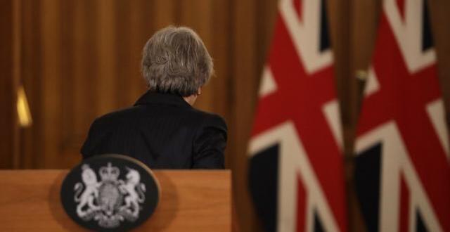 photo theresa may doit affronter la défiance d'une partie du parlement britannique ainsi que les exigences de bruxelles face à un accord sur le brexit.