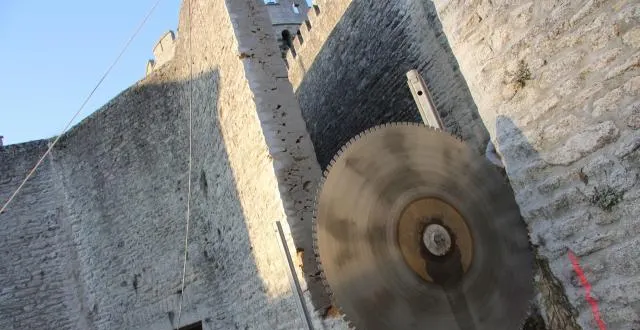 photo une scie impressionnante pour venir à bout du mur d’enceinte. &copy; ouest-france