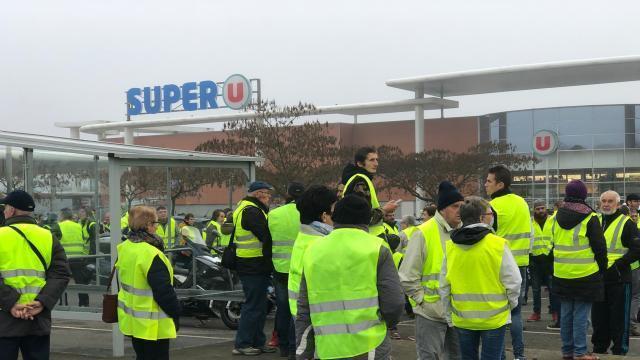 Ploërmel. Les Gilets jaunes se rassemblent sur le parking du Super U -  Lorient.maville.com