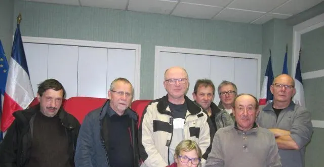 photo michel boudin, président, entouré des membres du conseil d’administration du comité des fêtes de la carneille. &copy; ouest-france