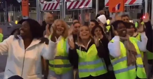 photo les gilets jaunes de bandol (var) chantent du gospel. &copy; capture d'ecran facebook