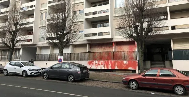 photo au 85?de l’avenue pasteur, la peinture rouge macule toujours les volets et les murs de l’alvarium, installé dans un appartement du rez-de-chaussée. &copy; archives