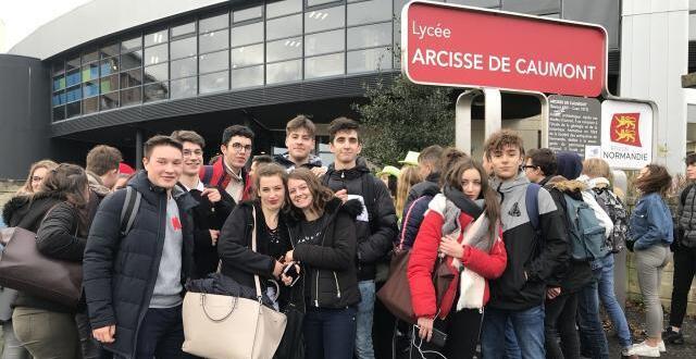 photo les élèves du lycée arcisse de caumont ont organisé un blocus devant l’établissement, jeudi 6 décembre 2018.