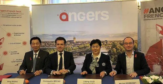 photo les chinois ning wang et linqing guo ont signé hier un accord de partenariat avec angers french tech et le maire d’angers. &copy; photo courrier de l'ouest