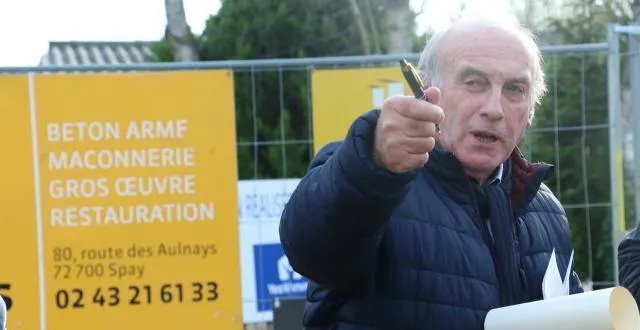 photo claude loriot maire de la milesse a signé le parchemin qui a été déposé symboliquement dans la première pierre des nouvelles constructions. &copy; ouest-france