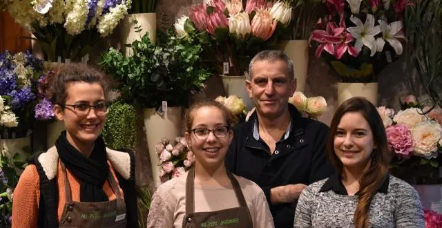 photo océane chevallier (à gauche) et audrey hélary (à droite) reprennent la boutique de marie-france et hubert renaudin, où célia est apprentie. &copy; ouest-france