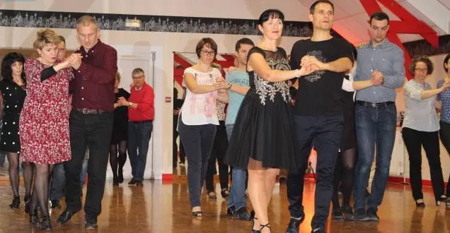 photo danse avec la sarthe. renversant et sensuel, le tango &copy; brigitte et guillaume foucher, de danse mania, enseignent les danses de salon depuis une vingtaine d’années.