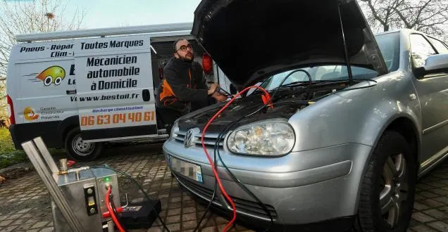 photo thomas boulay s’affaire à décalaminer le moteur d’une voiture qui ne passe pas au contrôle technique. &copy; photo ml - denis lambert