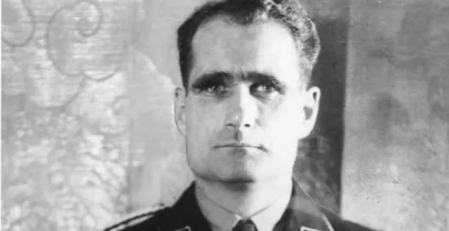 photo une très vieille théorie du complot assurait que le criminel nazi rudolf hess, le bras droit d’hitler, avait été remplacé par un double avant même son arrivée à la prison de spandau, à berlin-ouest. &copy; deutsches bundesarchiv