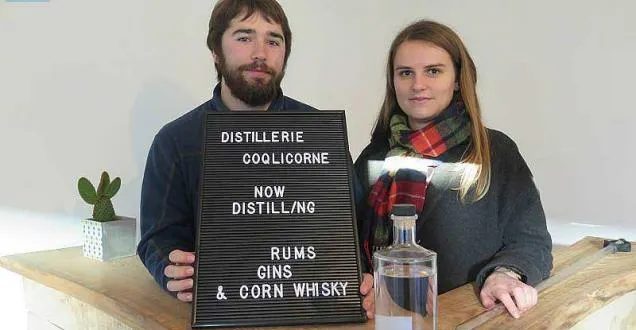 photo nogent-le-bernard. avec coqlicorne, du whisky bientôt en sarthe &copy; liam est écossais, laure-anne est originaire de la chapelle-du-bois : à 26 ans, ils se lancent dans la distillerie de rhums, gin et bientôt whisky.