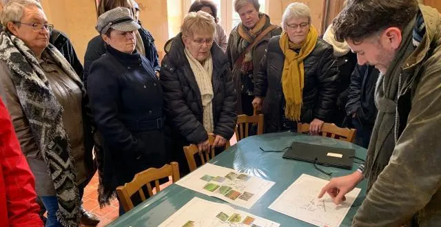 photo philippe dubreuil jardiniste (à droite) explique le projet paysager qu’il a conçubénévolement pour la commune. &copy; ouest-france