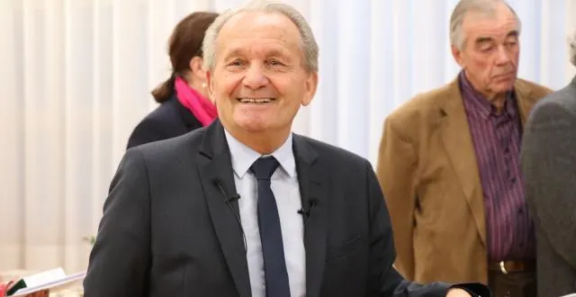 photo pierre pavis a dressé le bilan des réalisations entreprises à argentan depuis 2001,lors de la cérémonie des vœux au personnel. &copy; ouest-france