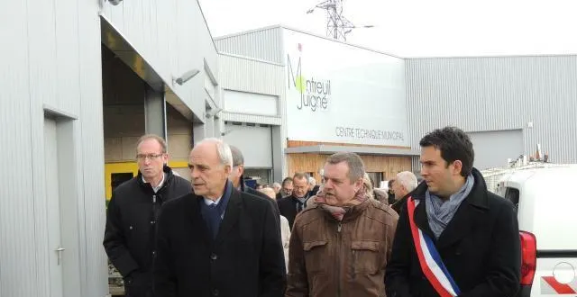 photo le maire de montreuil-juigné, benoît cochet, mène le cortège à la visite du nouveau centre technique municipal. &copy; ouest-france