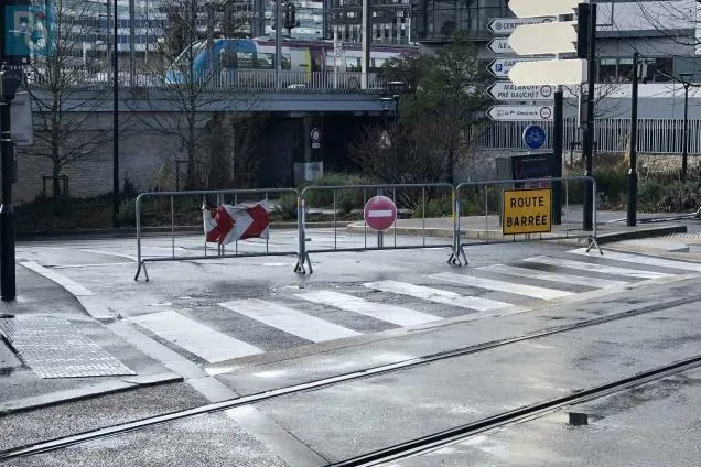 Nantes. Sous le pont de la Moutonnerie, la route inondée a été barrée