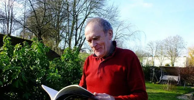 photo l’auteur bernard victor chartier écrit chez lui, dans le cadre paisible de son jardin. &copy; ouest-france