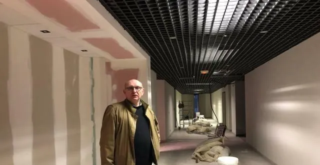 photo stéphane jonot, directeur du mémorial de mont-ormel. le musée ouvrira après travaux, au 1er avril. une nouvelle scénographie prendra notamment place dans le couloir. &copy; ouest-france