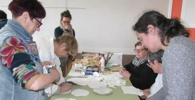 photo gine guibout, à gauche, iris harivel, au fond à gauche, ont démarré la fabrication des fleurs de rêves avec les personnes présentes samedi. &copy; ouest-france