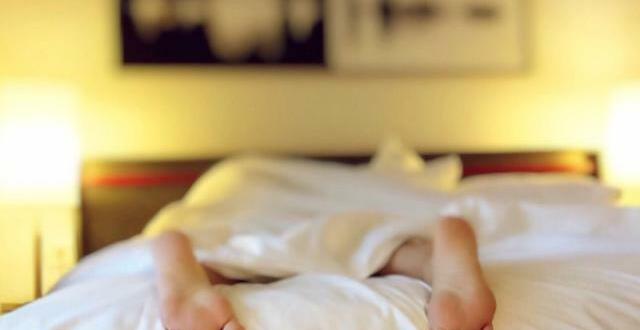 photo même si l'on inclut les siestes, le temps moyen de sommeil quotidien reste inférieur aux 7 heures minimales habituellement recommandées pour une bonne récupération.