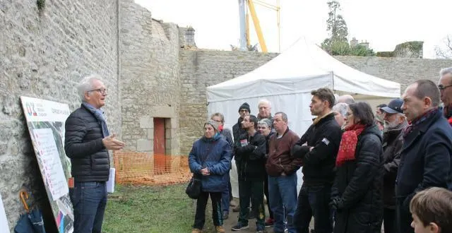 photo stéphane jambet, directeur de l’aménagement et du développement, explique le projet à un public curieux et impressionné. &copy; ouest-france