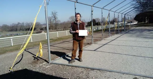 photo dominique claude devant l'ossature de la tente de restauration qui pourrait bien être remplacée par une halle aux poteaux de bois et à la toiture d'ardoises &copy; ouest-france