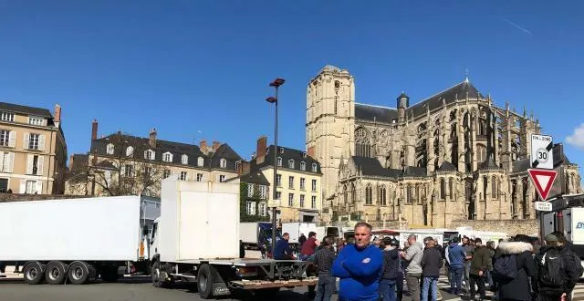 photo les forains bloquent de nouveau le centre-ville du mans mercredi 20 mars pour faire pression sur la municipalité. &copy; ouest france