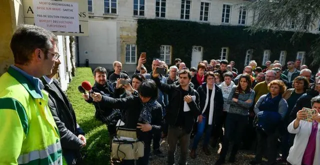 photo jean christophe mailhan, le directeur de l’usine arjowiggins de bessé sur braye a annoncé aux salariés la liquidation judiciaire prononcée dans la journée par le tribunal de commerce de nanterre. &copy; franck dubray / ouest france
