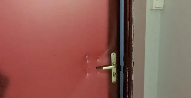 photo la porte de l’appartement garde la trace du bélier utilisé par les policiers pour entrer. &copy; ouest-france