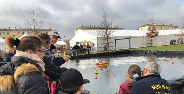 photo un bassin contenant 40?000?1 d’eau a été installé sur le champ de foire pour permettre aux enfants de s’essayer à la navigation télécommandée. &copy; ouest-france