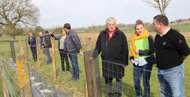 photo françois et séverine guimond ont piloté la visite sur leur exploitation à villiers-sous-mortagne, où 400 m de haies ont été plantés en bord de route. &copy; ouest-france