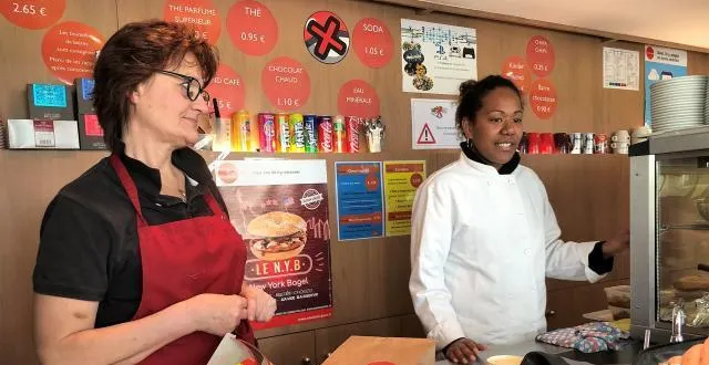 photo nadine et jeanne travaillent ensemble à la cafétéria de la maison de l’étudiant. &copy; ouest-france