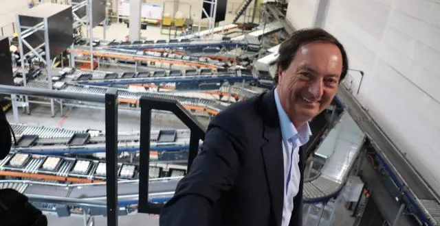 photo michel-edouard leclerc dans la nouvelle plateforme logistique socamaine. &copy; ouest-france