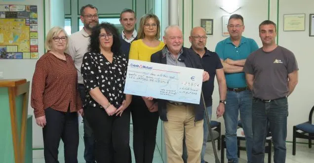 photo au nom des salariés de delta composants, sébastien briot, secrétaire du cse, a remis un chèque aux sapins de l'espoirt