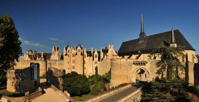 photo le château de montreuil-bellay allie à la fois la puissance d’une citadelle et la finesse d’un château de conte de fée. &copy; dr
