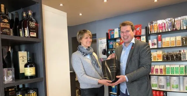 photo caroline nicolas passe la main à marc pottier : la cave henri iv rouvrira d’ici trois semaines. &copy; ouest-france