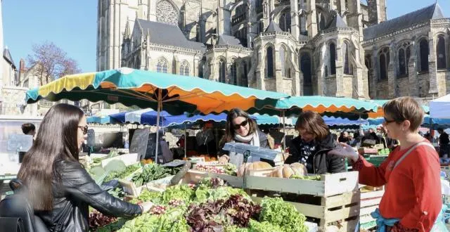 photo ce dimanche matin, au marché des jacobins, où l’on vient autant pour faire ses courses que pour goûter à l’ambiance du centre-ville et retrouver des amis en terrasse. &copy; ouest-france