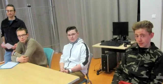 photo à partir de la gauche, dominique trescases, enseignant-éducateur à l’erea, et les trois anciens élèves, maxime, charlotte et anthony. &copy; ouest-france