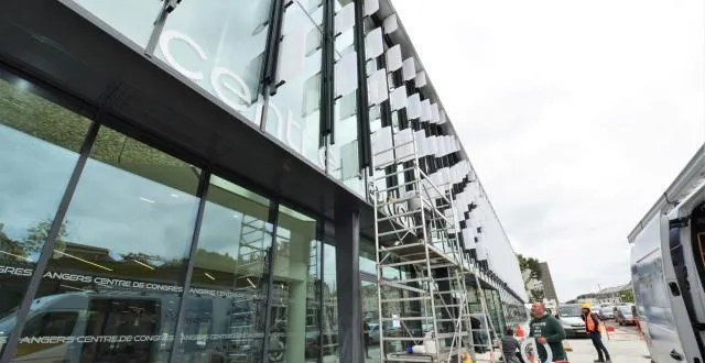 photo ce jeudi, les dernières lettres « centre de congrès » étaient installées sur la façade. &copy; sébastien aubinaud