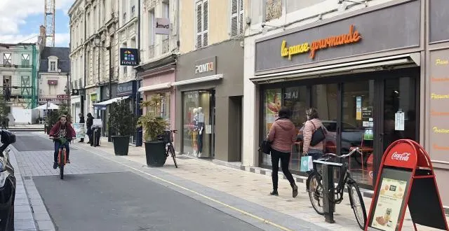photo avec le site internet « achetez à la flèche », anim’en flèch espère faire augmenter le trafic dans les boutiques. &copy; ouest-france