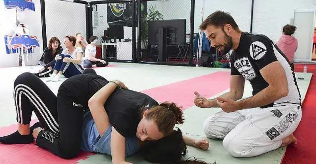 photo pierre-edouard roux, ici, conseille, ses deux stagiaires, manon et lyla, pour réaliser au mieux la prise étudiée. &copy; photo ml - herve petitbon