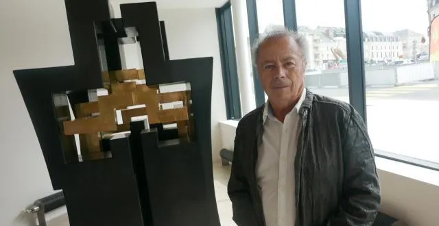 photo jean-pierre arnaud, devant « mère-première », dans le hall d’entrée du centre de congrès. &copy; ouest-france
