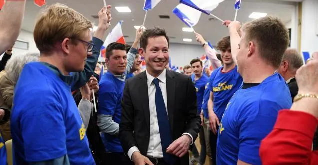 photo montreuil-juigné, hier soir. la salle jacques-brel était pleine à craquer de militants agitant des drapeaux tricolores pour accueillir le candidat des républicains aux élections européennes. &copy; co – josselin clair