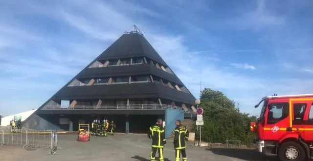photo les pompiers se sont déployés, mercredi 15 mai, sous la pyramide du centre nautique du lac de maine, à angers. &copy; ouest-france