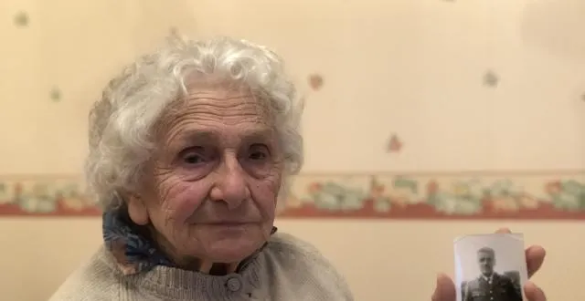 photo noëlla rioult en 2019, avec la photo que le dr couinaud lui a offert à son retour de déportation. &copy; ouest-france