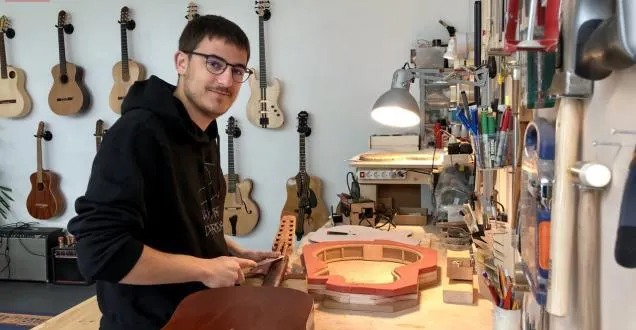 photo angers. un luthier redonne vie à l’âme du bois